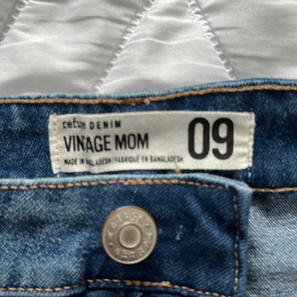 Refuge Denim “Vintage Mom” Jean Shorts - Picture 3 of 3